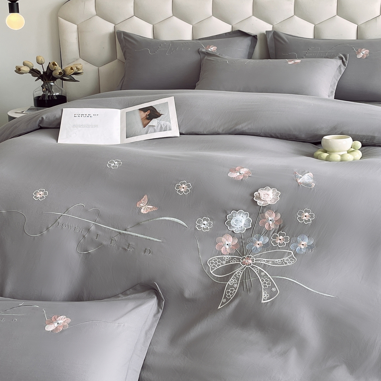 91家纺网 家纺一手货源 找家纺 大麦乐田 2025新款四季亲肤磨毛立体花刺绣工艺款四件套-花香蝶舞 花香蝶舞-绅士灰