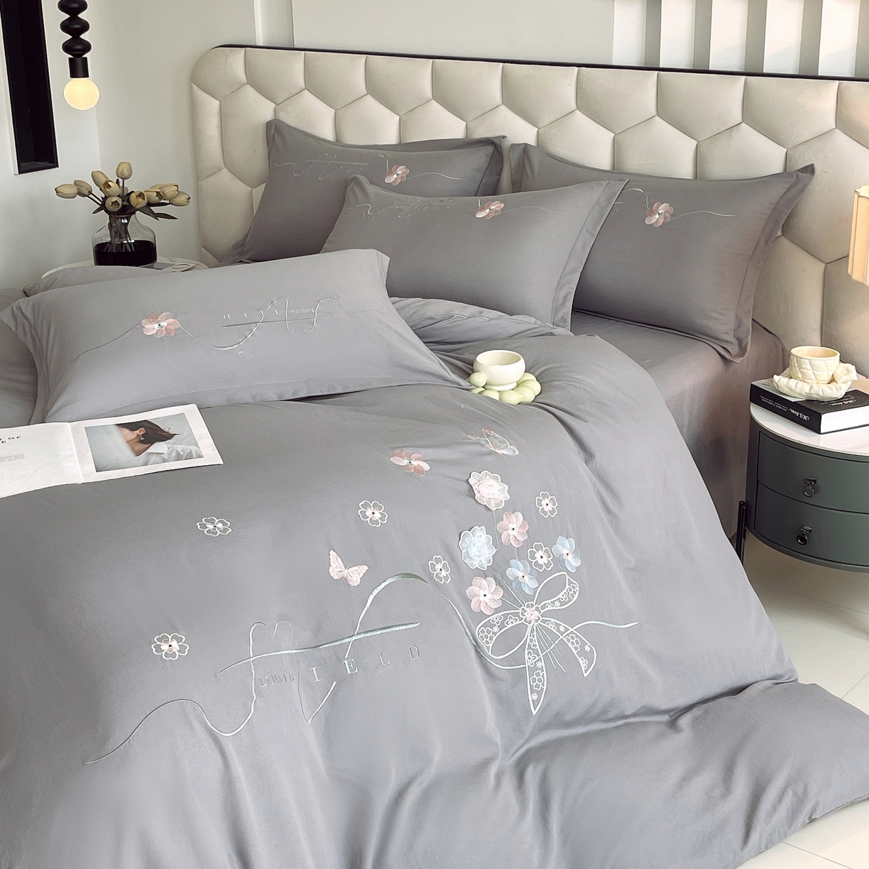 91家纺网 家纺一手货源 找家纺 大麦乐田 2025新款四季亲肤磨毛立体花刺绣工艺款四件套-花香蝶舞 花香蝶舞-绅士灰