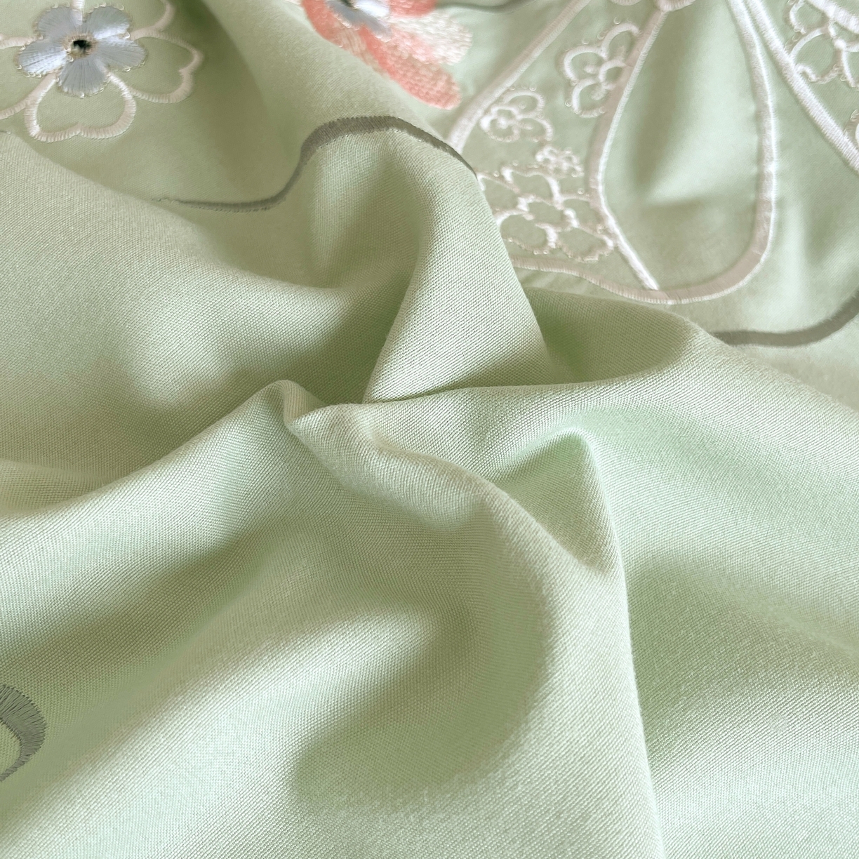 91家纺网 家纺一手货源 找家纺 大麦乐田 2025新款四季亲肤磨毛立体花刺绣工艺款四件套-花香蝶舞 花香蝶舞-奶茶绿