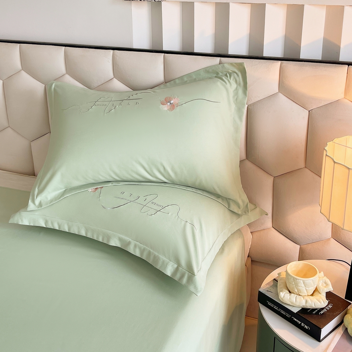 91家纺网 家纺一手货源 找家纺 大麦乐田 2025新款四季亲肤磨毛立体花刺绣工艺款四件套-花香蝶舞 花香蝶舞-奶茶绿