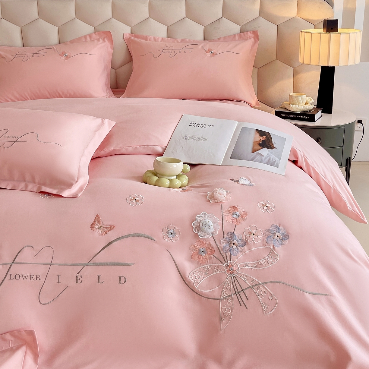 91家纺网 家纺一手货源 找家纺 （总）大麦乐田 2025新款四季亲肤磨毛立体花刺绣工艺款四件套-花香蝶舞