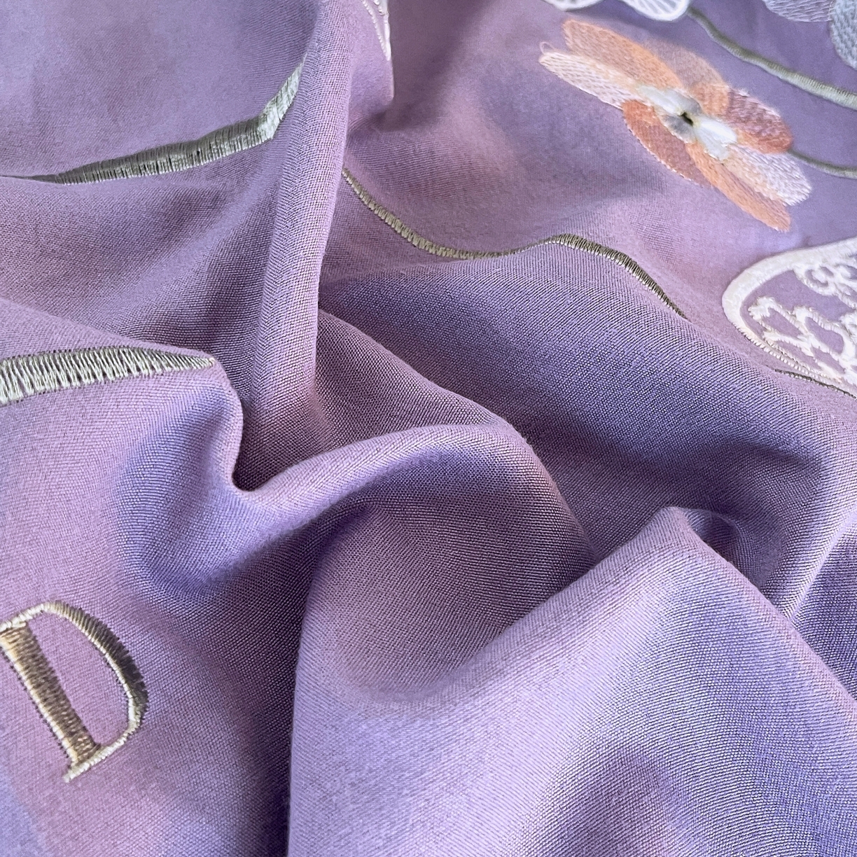 91家纺网 家纺一手货源 找家纺 大麦乐田 2025新款四季亲肤磨毛立体花刺绣工艺款四件套-花香蝶舞 花香蝶舞-梦幻紫