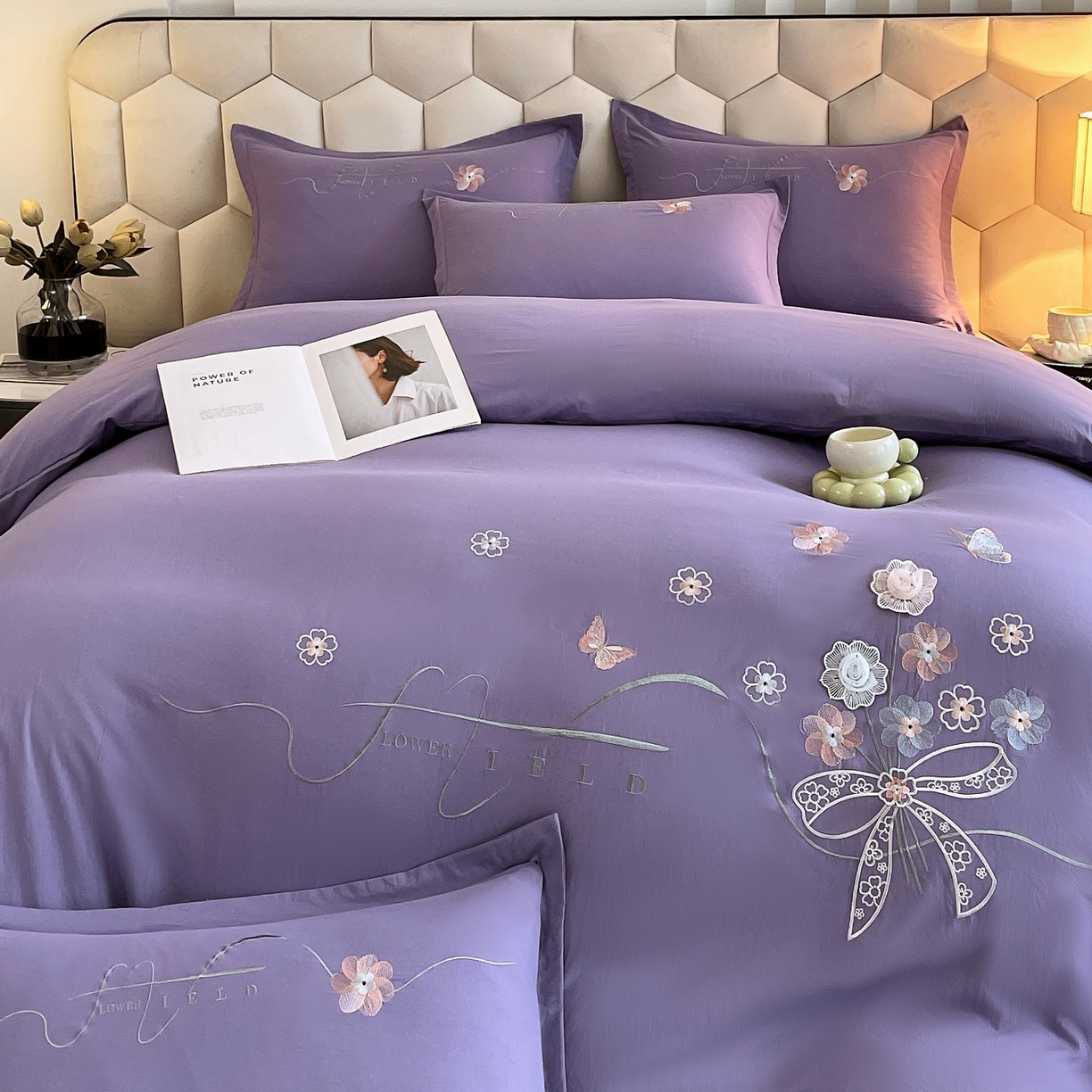 91家纺网 家纺一手货源 找家纺 大麦乐田 2025新款四季亲肤磨毛立体花刺绣工艺款四件套-花香蝶舞 花香蝶舞-梦幻紫