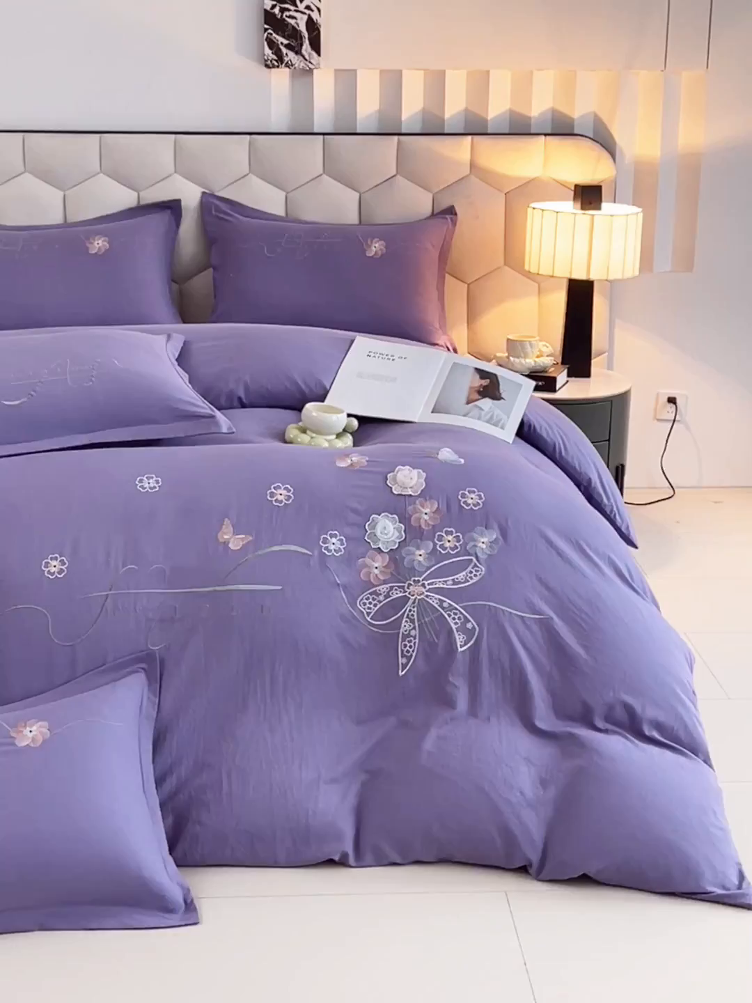 91家纺网 家纺一手货源 找家纺 大麦乐田 2025新款四季亲肤磨毛立体花刺绣工艺款四件套-花香蝶舞 花香蝶舞-梦幻紫