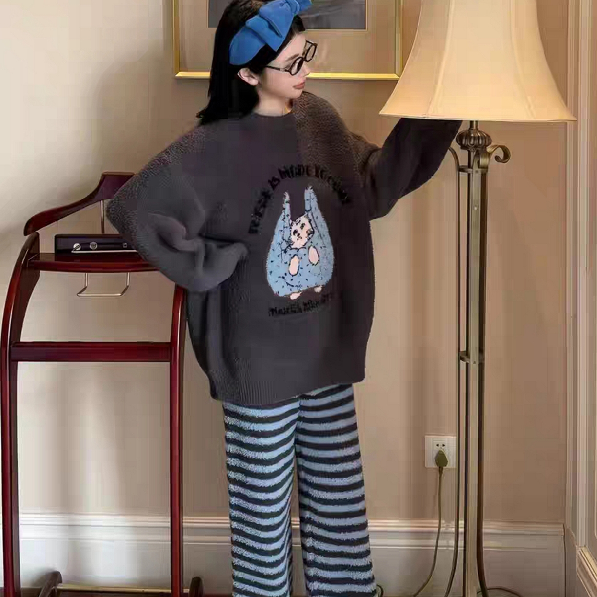 91家纺网 家纺一手货源 找家纺 （总）妍景家居生活馆 2025新款软绵绵-手拎袋条纹猫咪深灰