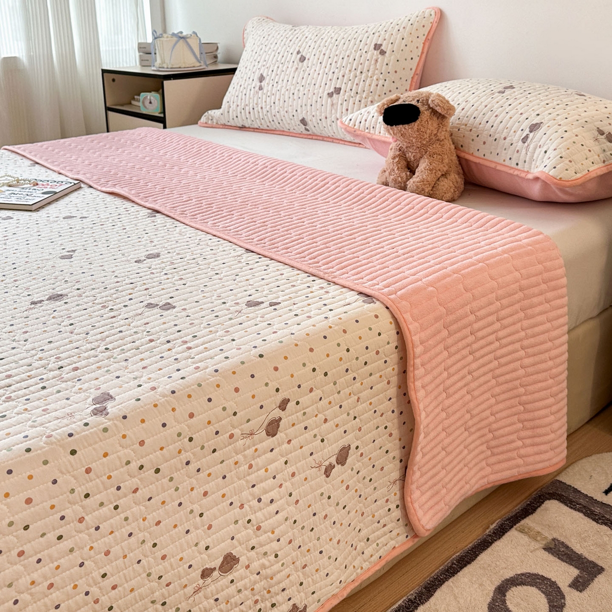 91家纺网 家纺一手货源 找家纺 金梦拉家纺 2025新款A类加厚棉绒牛奶绒床盖系列三件套 彩色波点