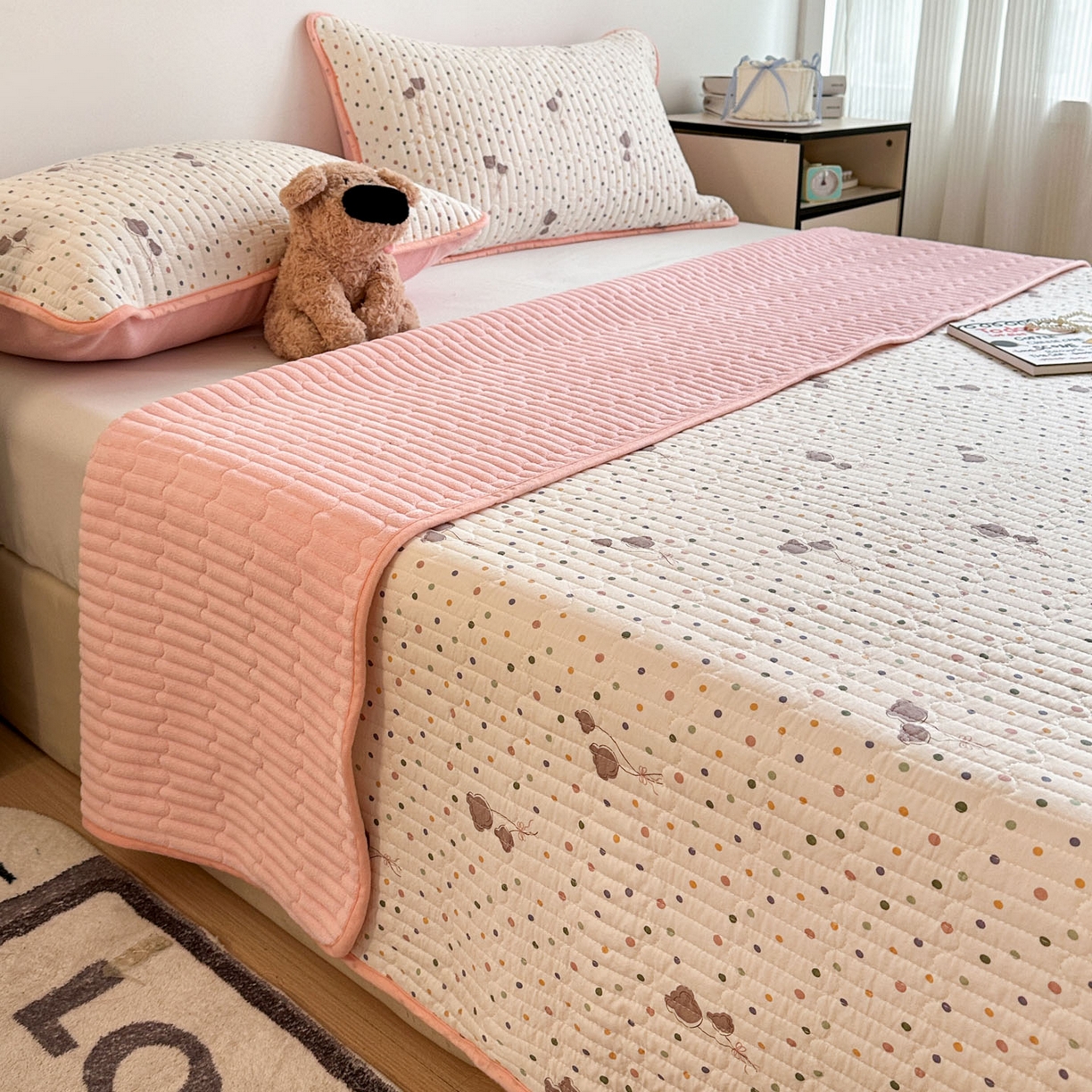 91家纺网 家纺一手货源 找家纺 金梦拉家纺 2025新款A类加厚棉绒牛奶绒床盖系列三件套 彩色波点