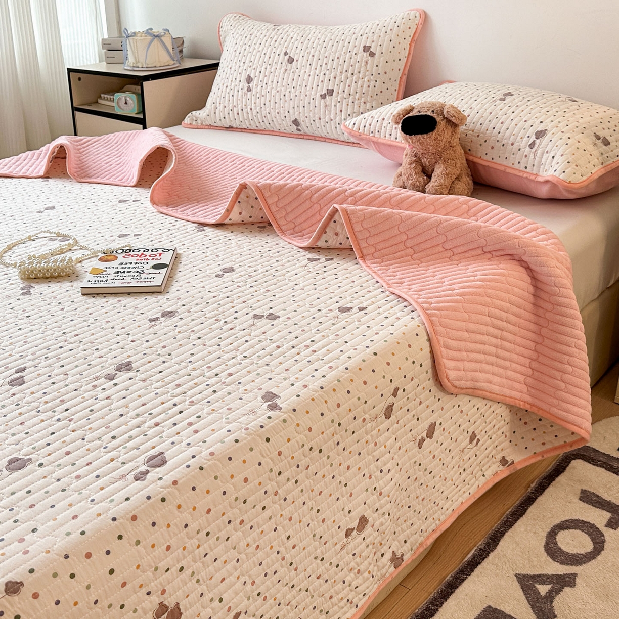 91家纺网 家纺一手货源 找家纺 金梦拉家纺 2025新款A类加厚棉绒牛奶绒床盖系列三件套 彩色波点