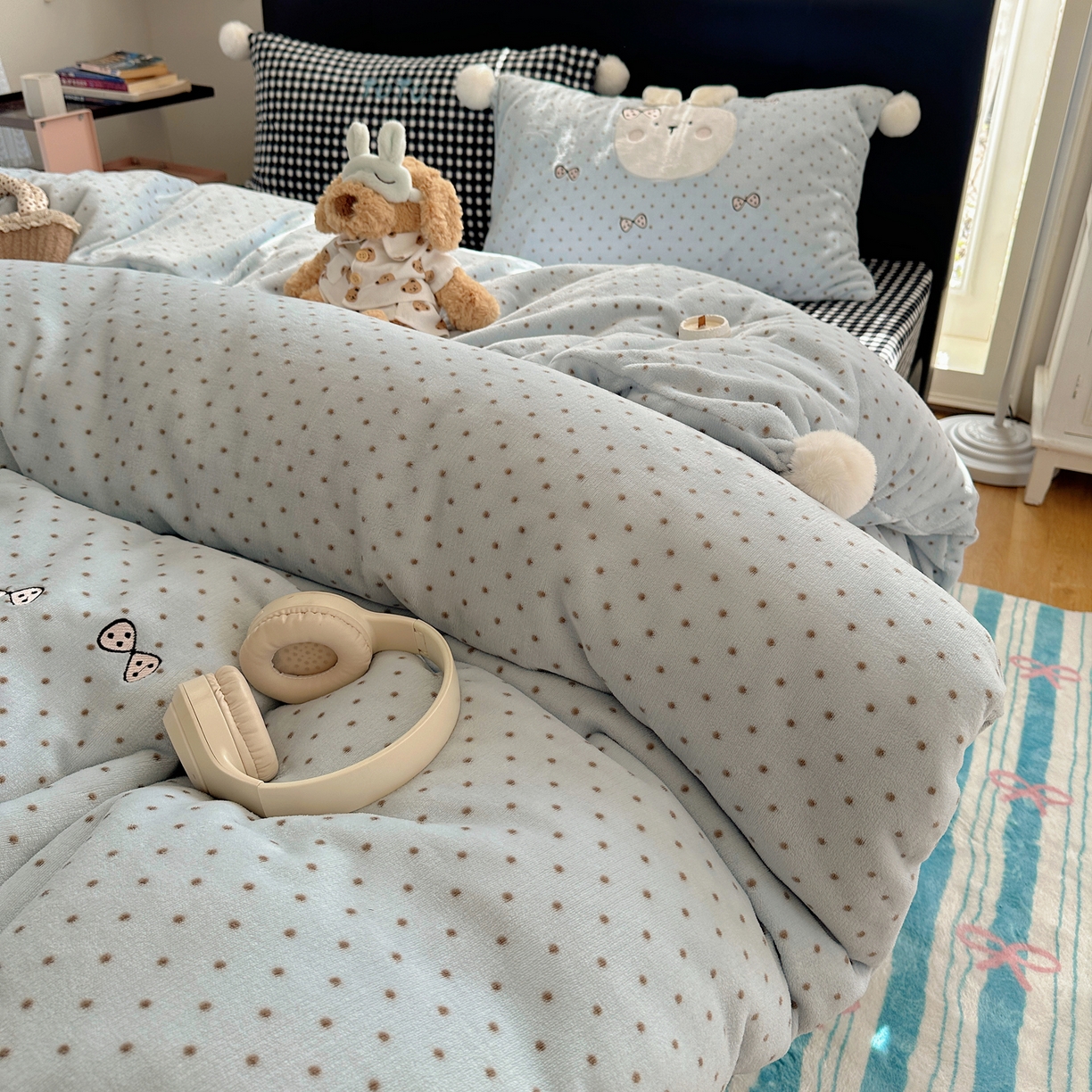 91家纺网 家纺一手货源 找家纺 （总）轻奢坊 2025新款牛奶绒毛球款卡通贴布绣四件套-可爱兔