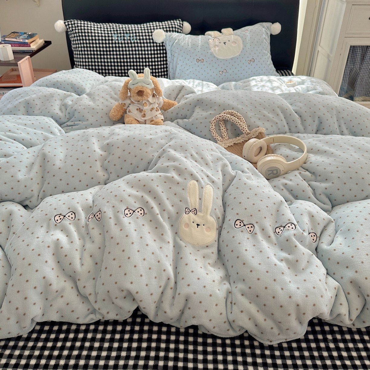 91家纺网 家纺一手货源 找家纺 （总）轻奢坊 2025新款牛奶绒毛球款卡通贴布绣四件套-可爱兔