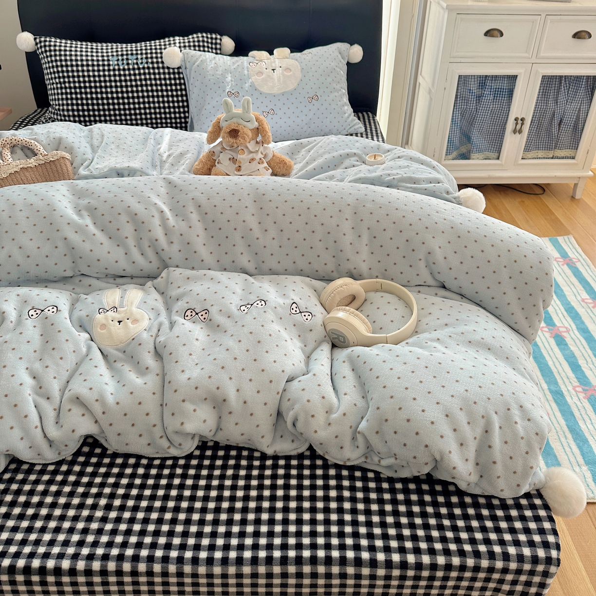 91家纺网 家纺一手货源 找家纺 （总）轻奢坊 2025新款牛奶绒毛球款卡通贴布绣四件套-可爱兔