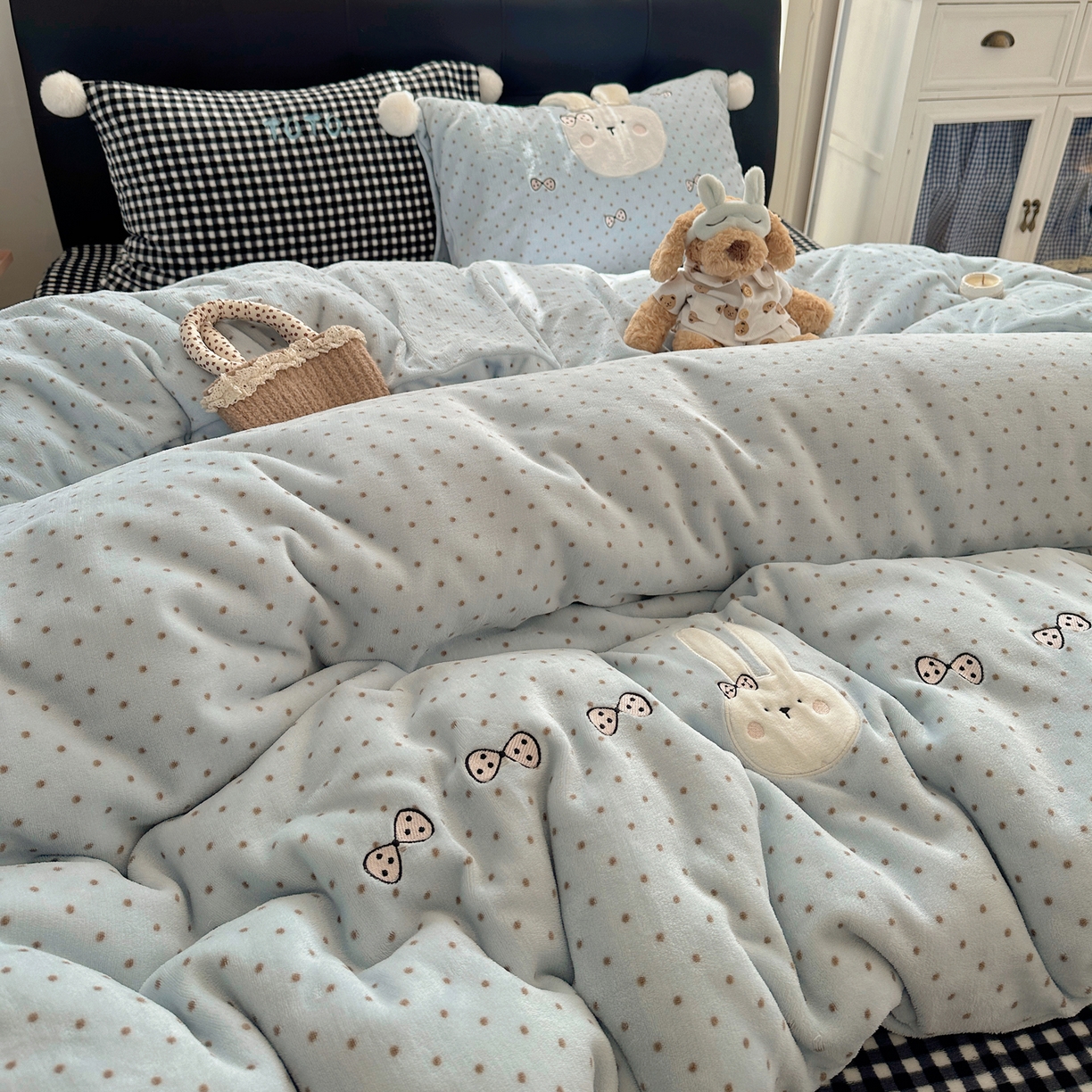 91家纺网 家纺一手货源 找家纺 （总）轻奢坊 2025新款牛奶绒毛球款卡通贴布绣四件套-可爱兔