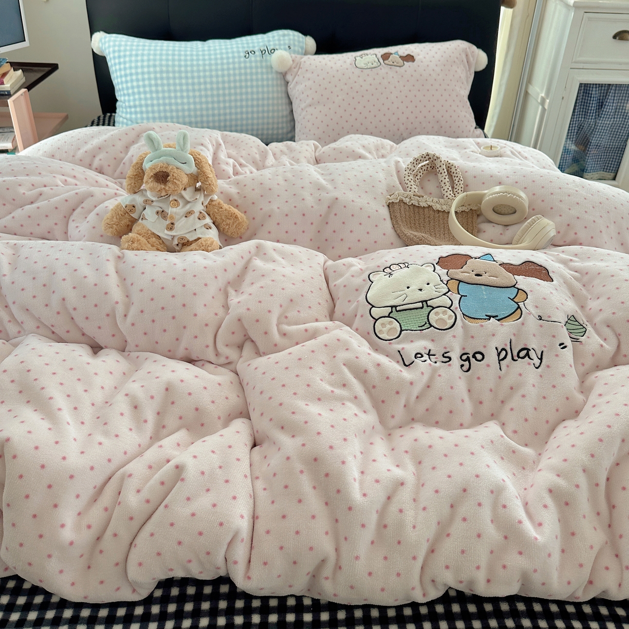 91家纺网 家纺一手货源 找家纺 （总）轻奢坊 2025新款牛奶绒毛球款卡通贴布绣四件套-可爱兔