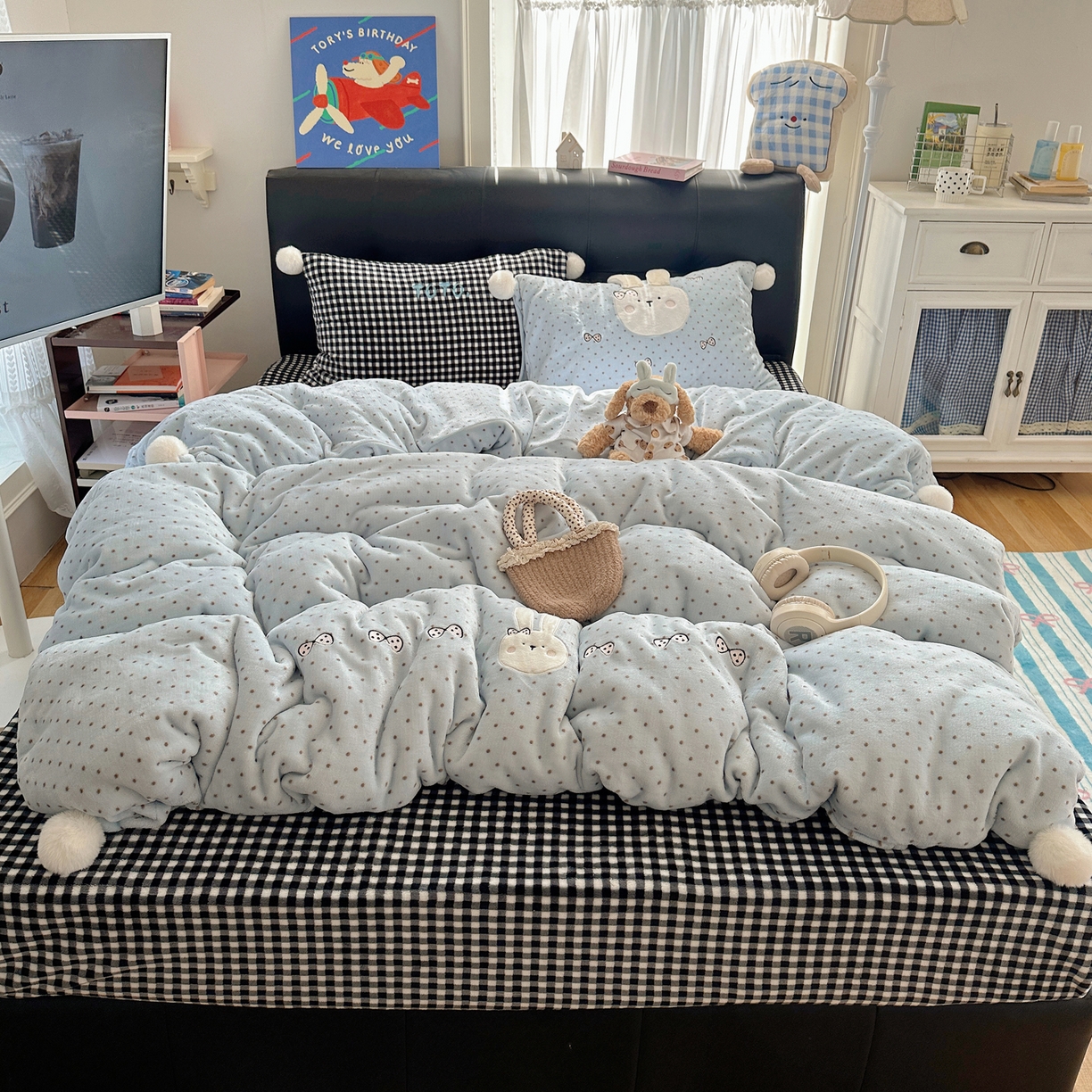 91家纺网 家纺一手货源 找家纺 （总）轻奢坊 2025新款牛奶绒毛球款卡通贴布绣四件套-可爱兔