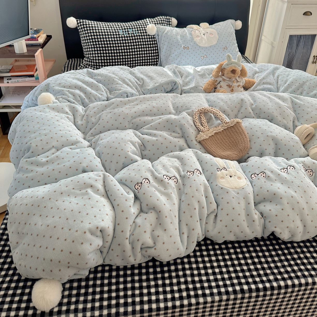 91家纺网 家纺一手货源 找家纺 （总）轻奢坊 2025新款牛奶绒毛球款卡通贴布绣四件套-可爱兔