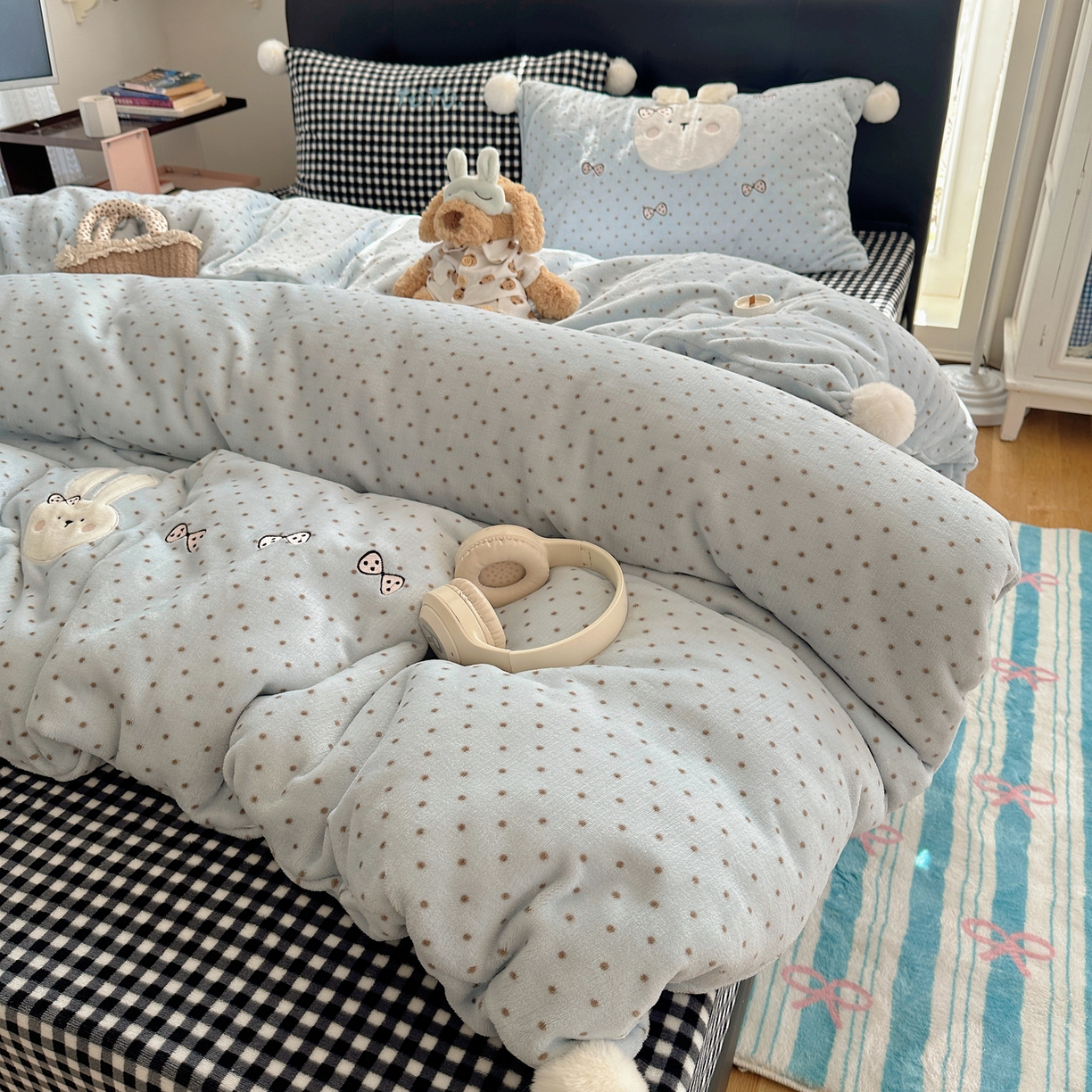 91家纺网 家纺一手货源 找家纺 （总）轻奢坊 2025新款牛奶绒毛球款卡通贴布绣四件套-可爱兔