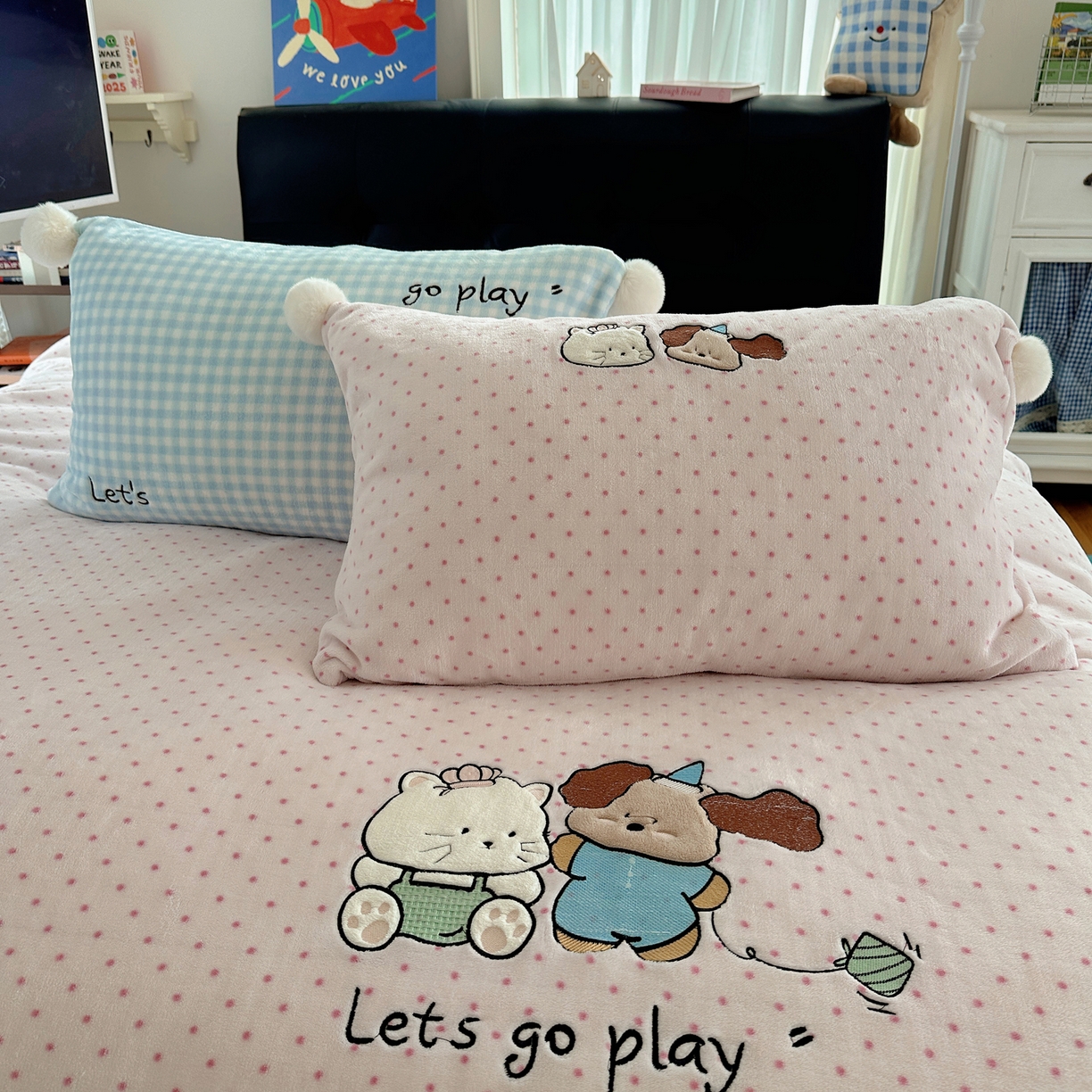 91家纺网 家纺一手货源 找家纺 轻奢坊 2025新款牛奶绒毛球款卡通贴布绣四件套-可爱兔 猫咪and狗狗