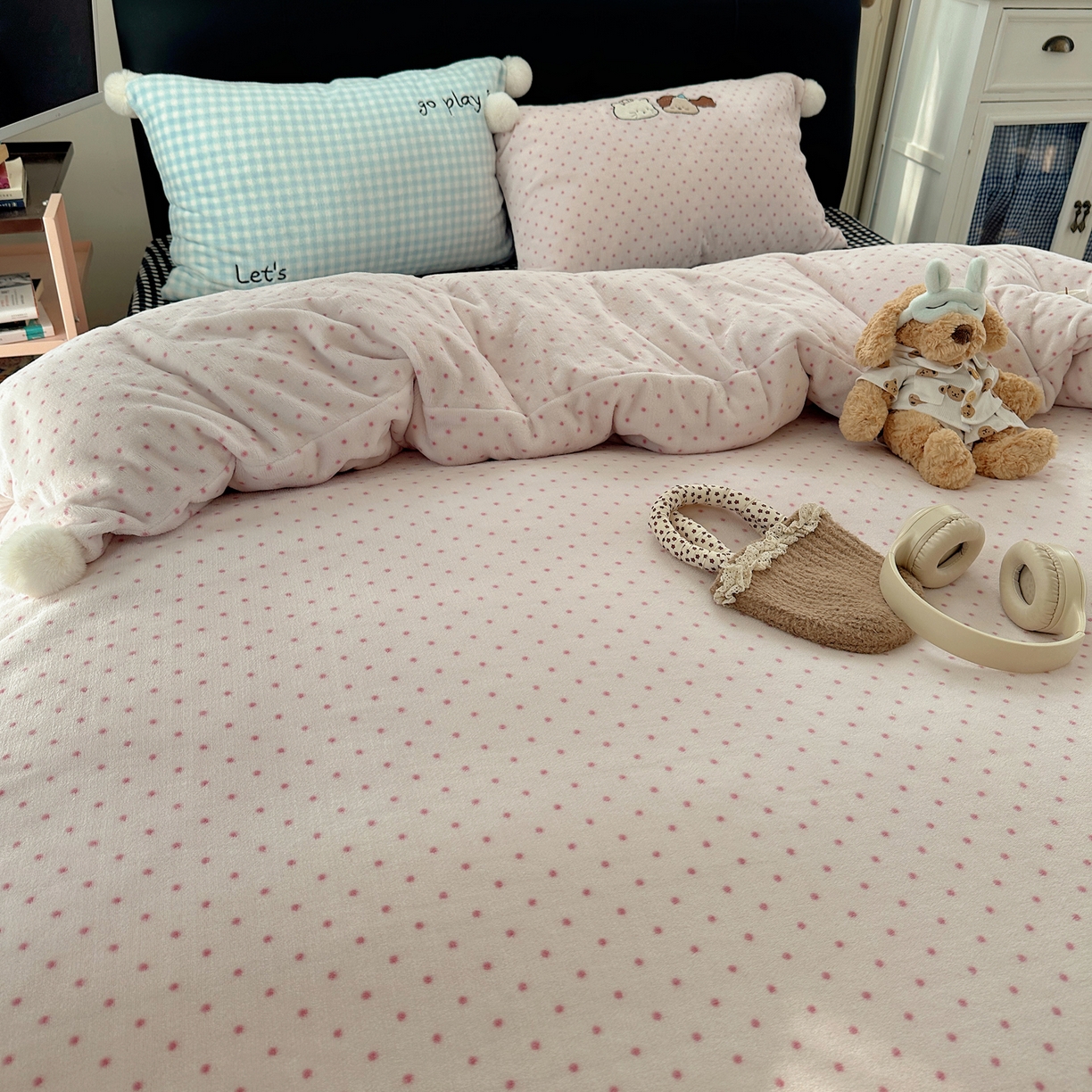 91家纺网 家纺一手货源 找家纺 轻奢坊 2025新款牛奶绒毛球款卡通贴布绣四件套-可爱兔 猫咪and狗狗