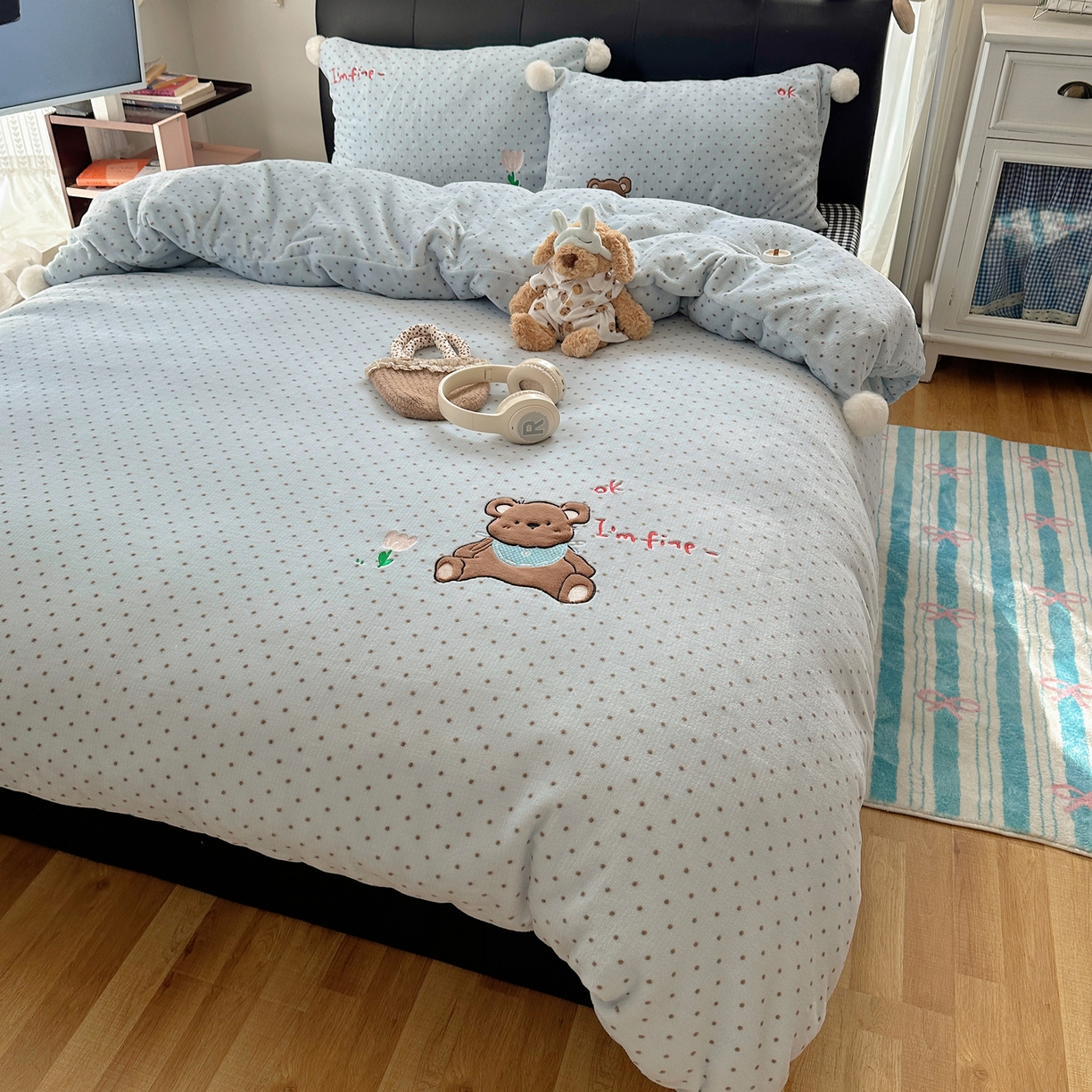 91家纺网 家纺一手货源 找家纺 轻奢坊 2025新款牛奶绒毛球款卡通贴布绣四件套-可爱兔 围兜小熊