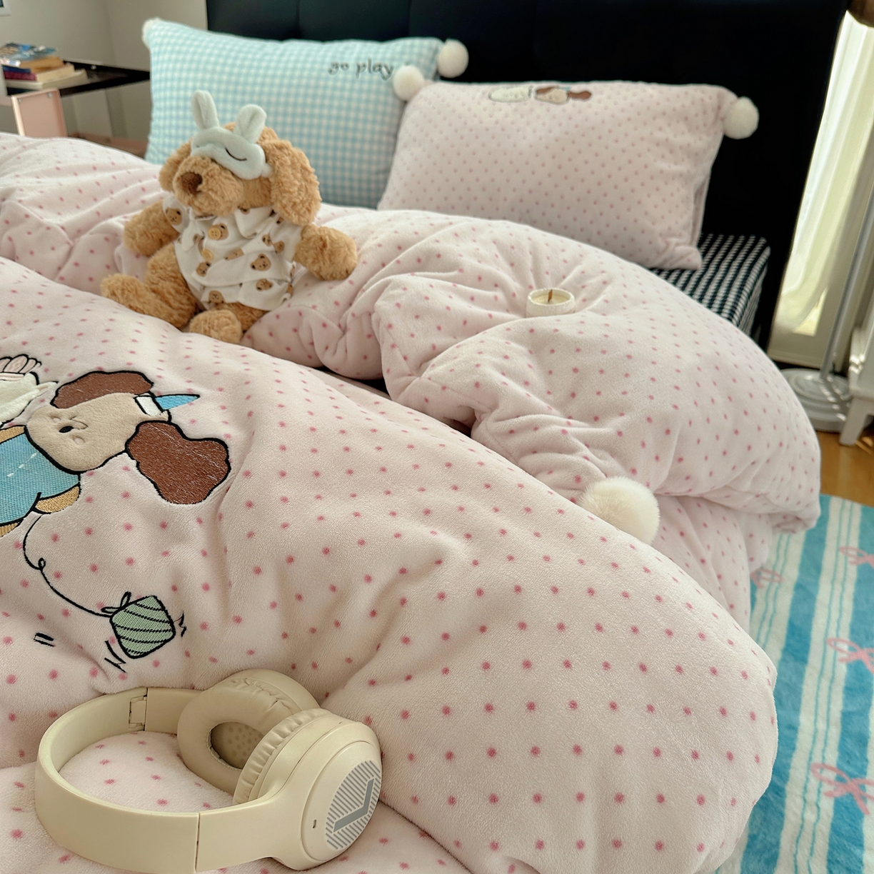 91家纺网 家纺一手货源 找家纺 轻奢坊 2025新款牛奶绒毛球款卡通贴布绣四件套-可爱兔 猫咪and狗狗