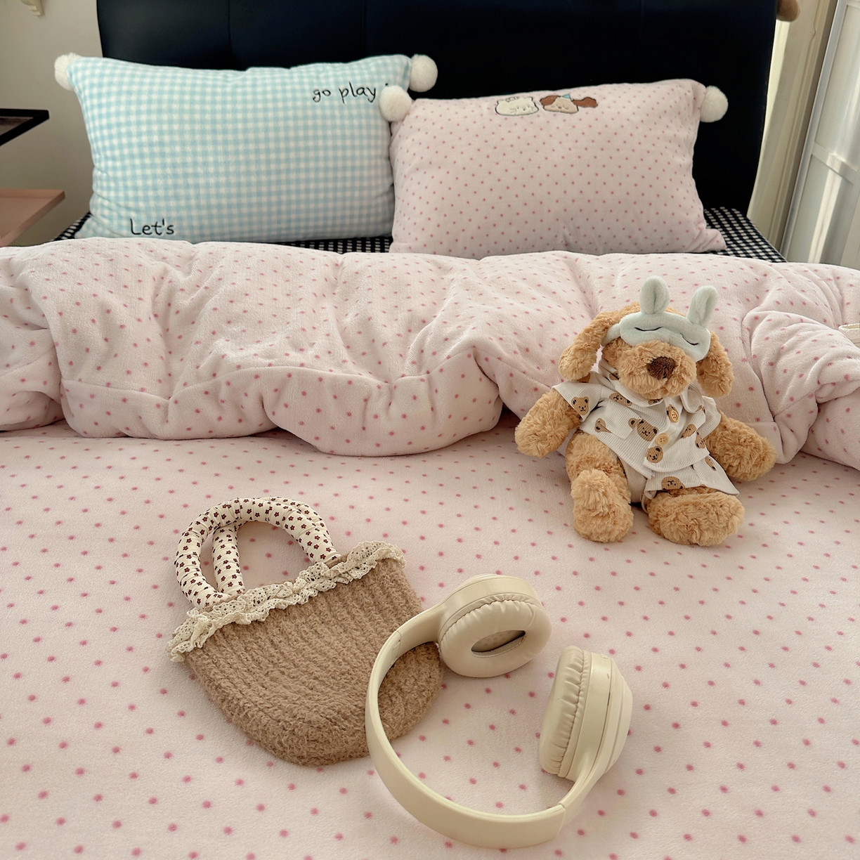 91家纺网 家纺一手货源 找家纺 轻奢坊 2025新款牛奶绒毛球款卡通贴布绣四件套-可爱兔 猫咪and狗狗