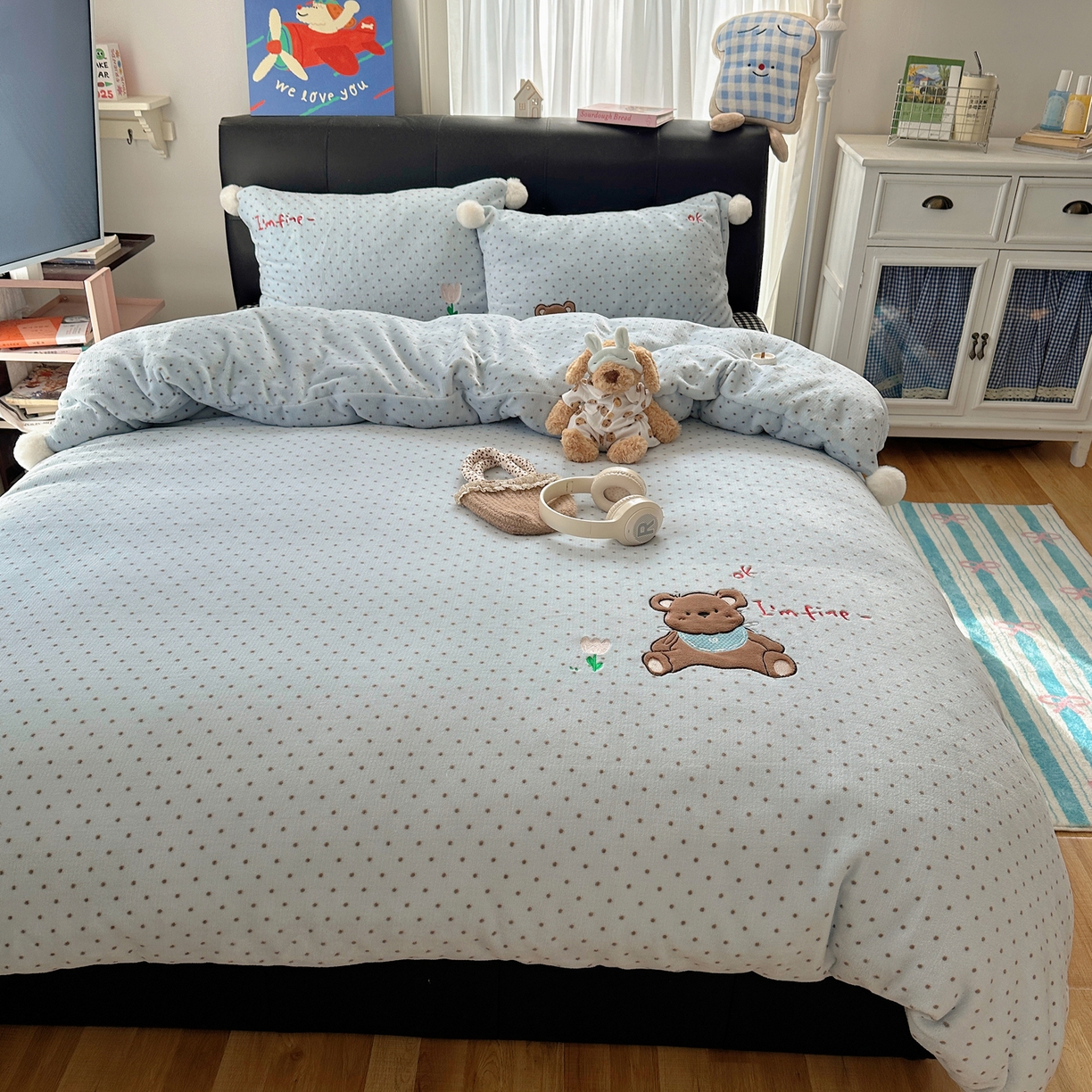 91家纺网 家纺一手货源 找家纺 轻奢坊 2025新款牛奶绒毛球款卡通贴布绣四件套-可爱兔 围兜小熊