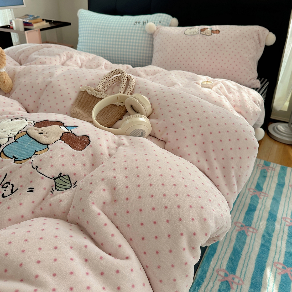 91家纺网 家纺一手货源 找家纺 轻奢坊 2025新款牛奶绒毛球款卡通贴布绣四件套-可爱兔 猫咪and狗狗