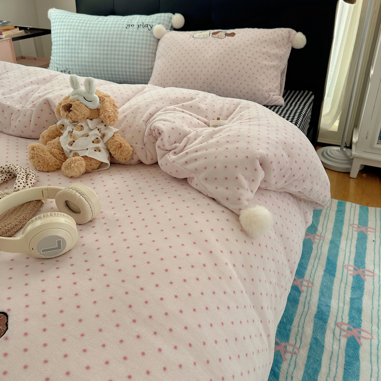 91家纺网 家纺一手货源 找家纺 轻奢坊 2025新款牛奶绒毛球款卡通贴布绣四件套-可爱兔 猫咪and狗狗