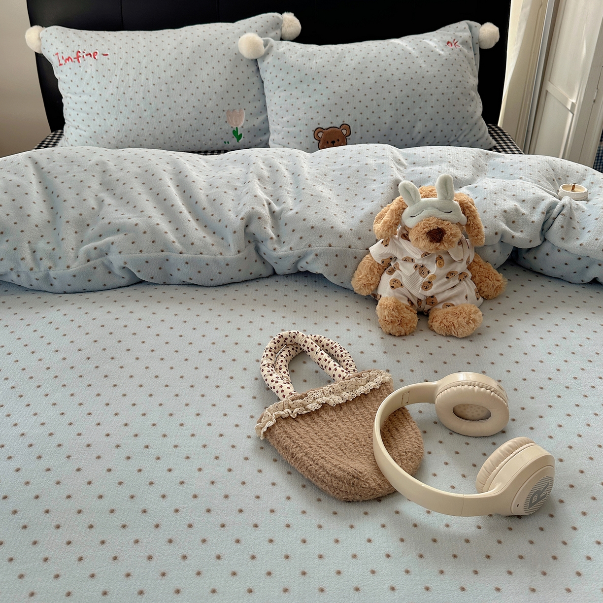 91家纺网 家纺一手货源 找家纺 轻奢坊 2025新款牛奶绒毛球款卡通贴布绣四件套-可爱兔 围兜小熊