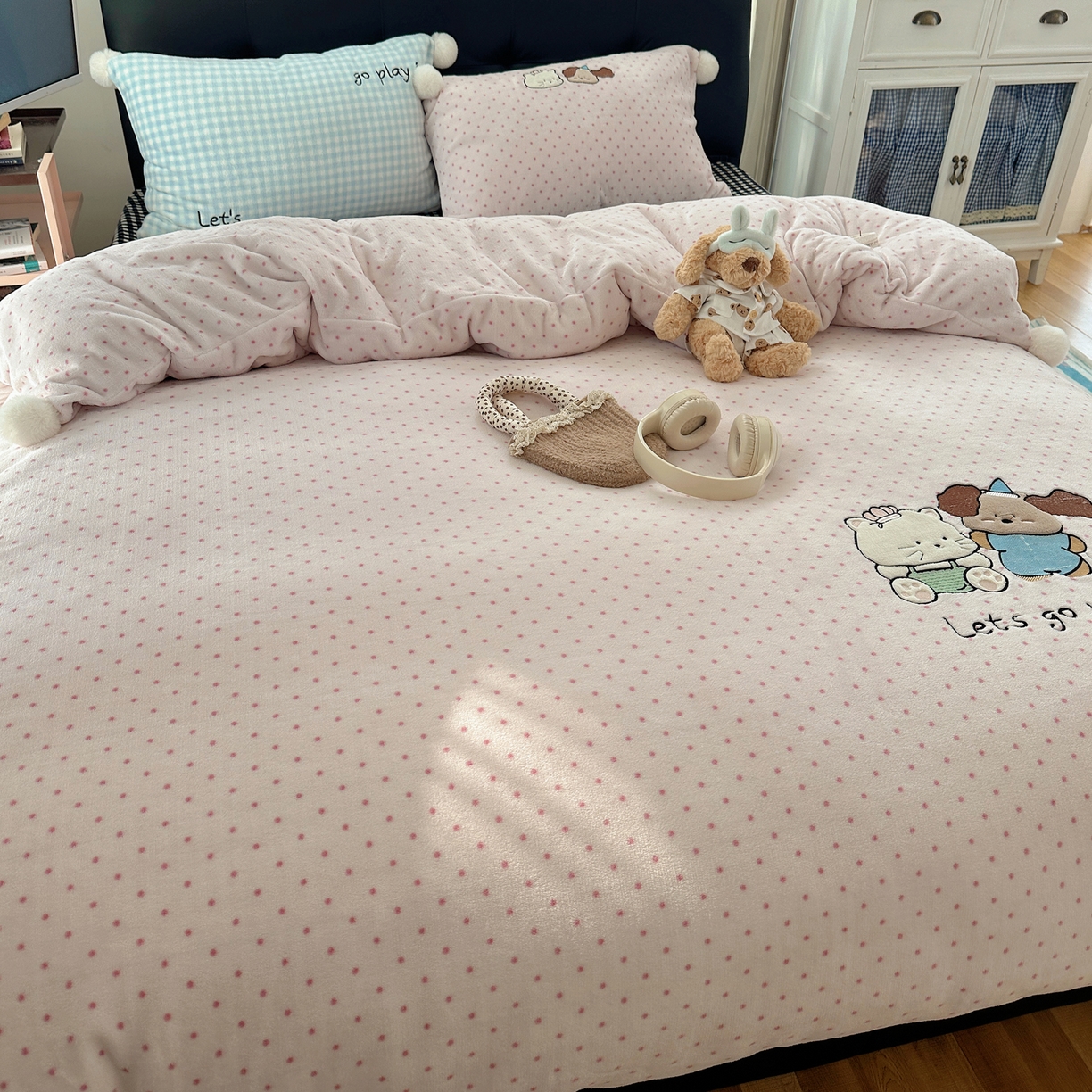 91家纺网 家纺一手货源 找家纺 轻奢坊 2025新款牛奶绒毛球款卡通贴布绣四件套-可爱兔 猫咪and狗狗