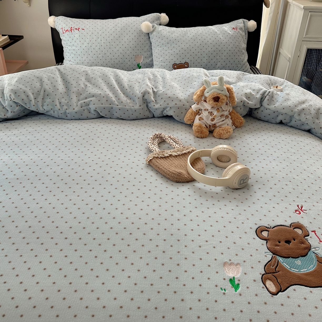 91家纺网 家纺一手货源 找家纺 轻奢坊 2025新款牛奶绒毛球款卡通贴布绣四件套-可爱兔 围兜小熊