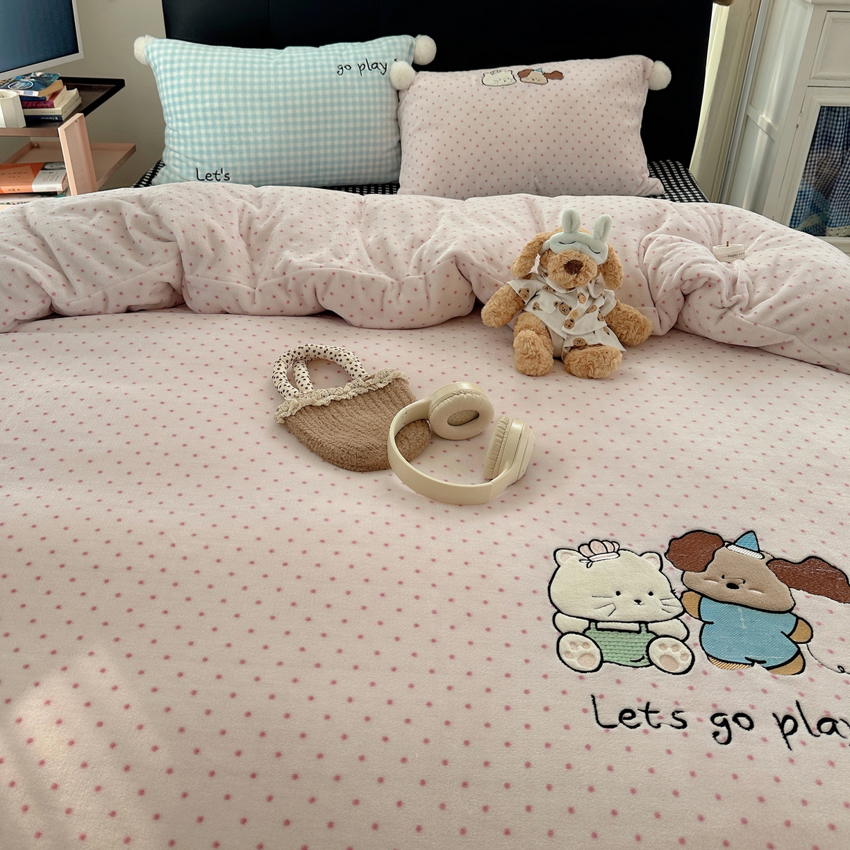 91家纺网 家纺一手货源 找家纺 轻奢坊 2025新款牛奶绒毛球款卡通贴布绣四件套-可爱兔 猫咪and狗狗