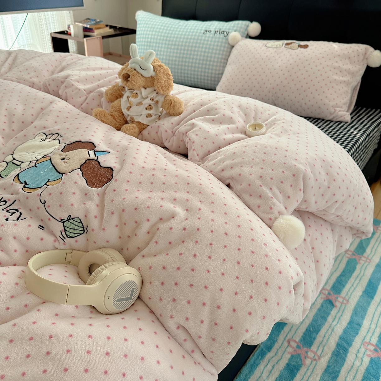 91家纺网 家纺一手货源 找家纺 轻奢坊 2025新款牛奶绒毛球款卡通贴布绣四件套-可爱兔 猫咪and狗狗