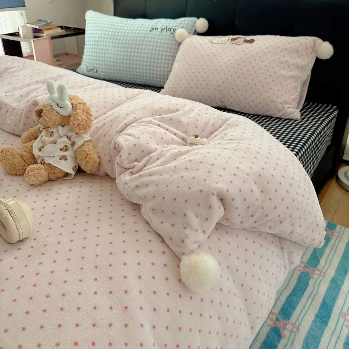 91家纺网 家纺一手货源 找家纺 轻奢坊 2025新款牛奶绒毛球款卡通贴布绣四件套-可爱兔 猫咪and狗狗