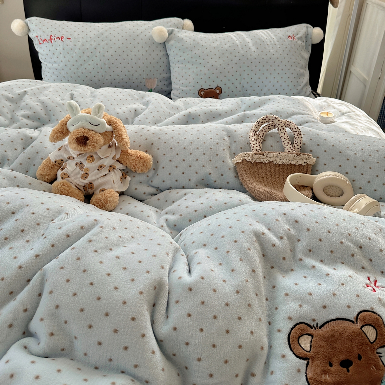 91家纺网 家纺一手货源 找家纺 轻奢坊 2025新款牛奶绒毛球款卡通贴布绣四件套-可爱兔 围兜小熊