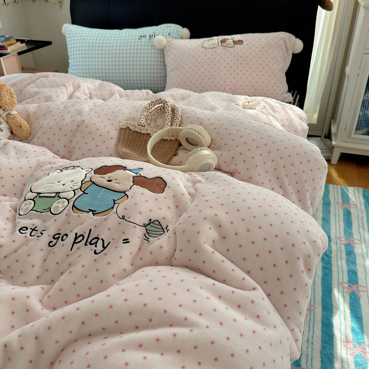 91家纺网 家纺一手货源 找家纺 轻奢坊 2025新款牛奶绒毛球款卡通贴布绣四件套-可爱兔 猫咪and狗狗