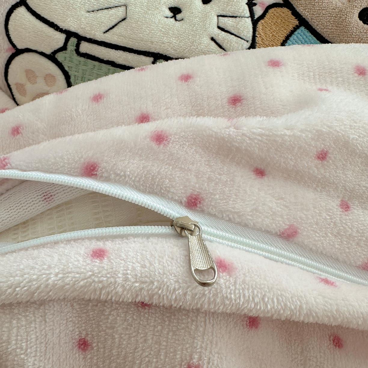 91家纺网 家纺一手货源 找家纺 轻奢坊 2025新款牛奶绒毛球款卡通贴布绣四件套-可爱兔 猫咪and狗狗