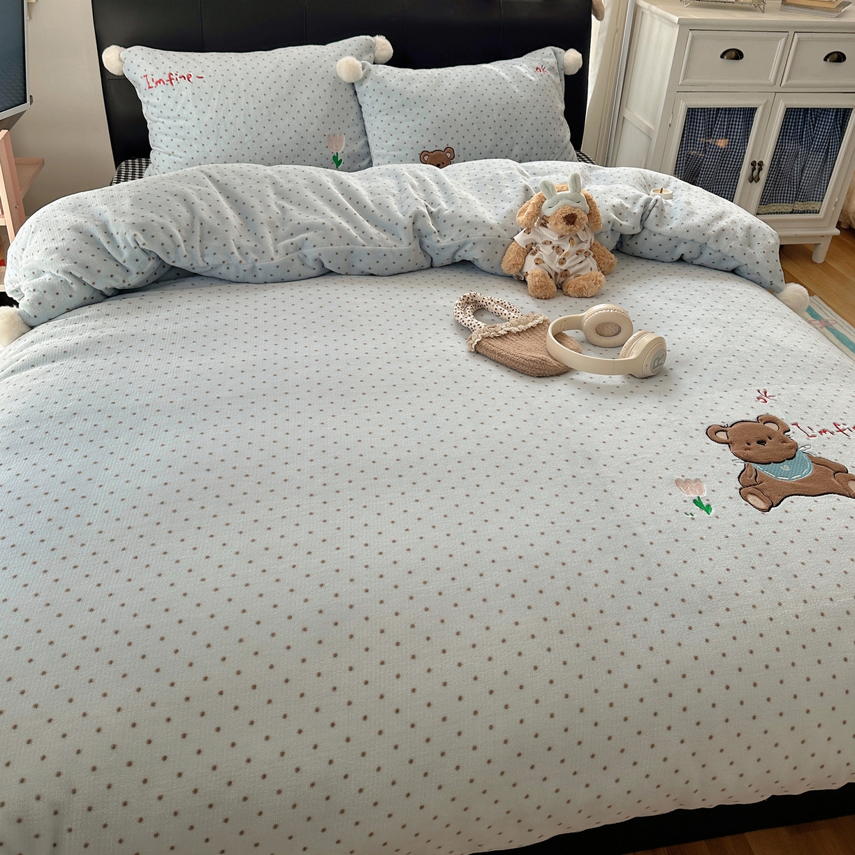 91家纺网 家纺一手货源 找家纺 轻奢坊 2025新款牛奶绒毛球款卡通贴布绣四件套-可爱兔 围兜小熊