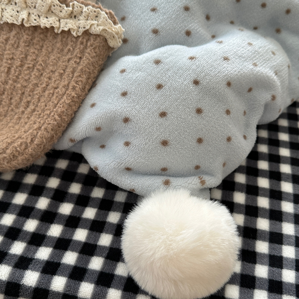 91家纺网 家纺一手货源 找家纺 轻奢坊 2025新款牛奶绒毛球款卡通贴布绣四件套-可爱兔 围兜小熊