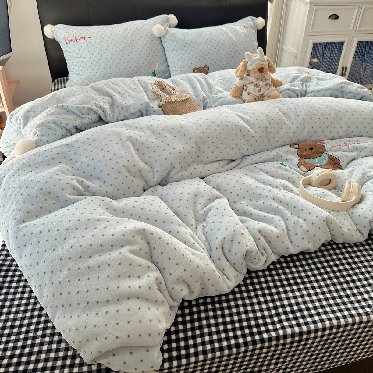 91家纺网 家纺一手货源 找家纺 轻奢坊 2025新款牛奶绒毛球款卡通贴布绣四件套-可爱兔 围兜小熊