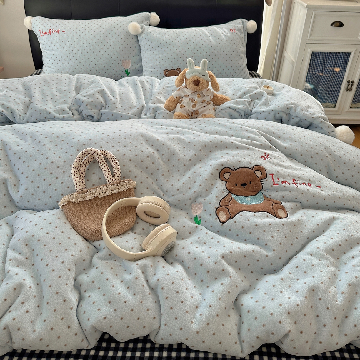 91家纺网 家纺一手货源 找家纺 轻奢坊 2025新款牛奶绒毛球款卡通贴布绣四件套-可爱兔 围兜小熊