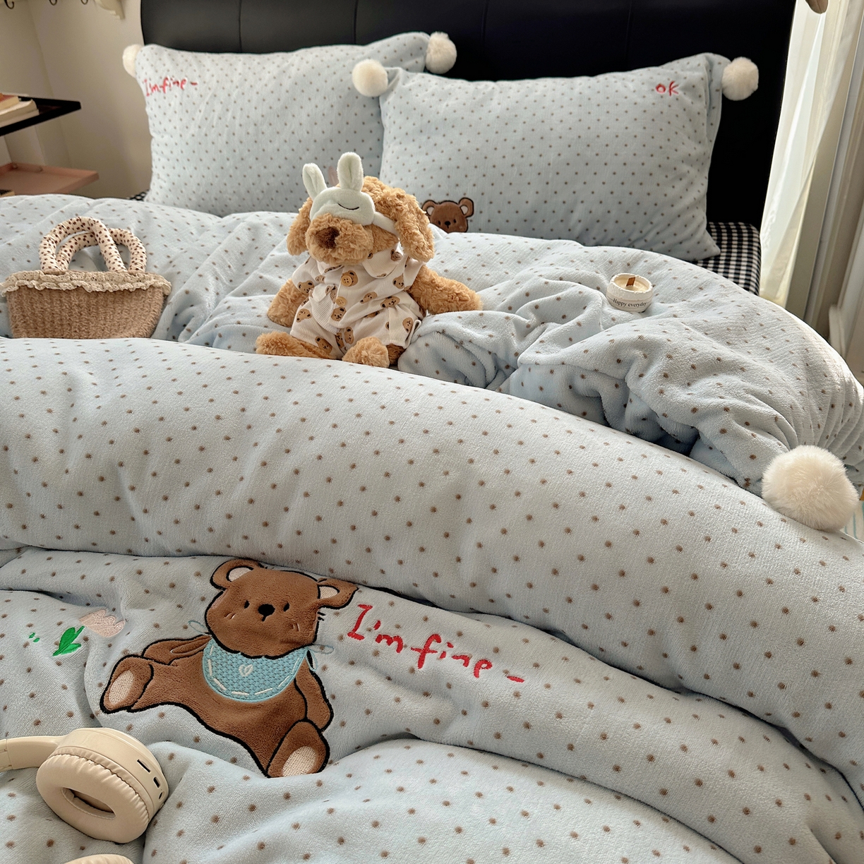 91家纺网 家纺一手货源 找家纺 轻奢坊 2025新款牛奶绒毛球款卡通贴布绣四件套-可爱兔 围兜小熊