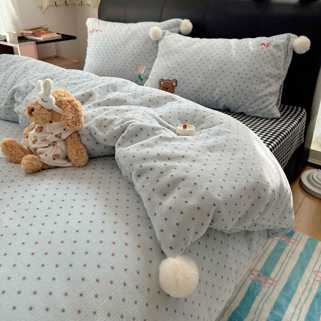 91家纺网 家纺一手货源 找家纺 轻奢坊 2025新款牛奶绒毛球款卡通贴布绣四件套-可爱兔 围兜小熊