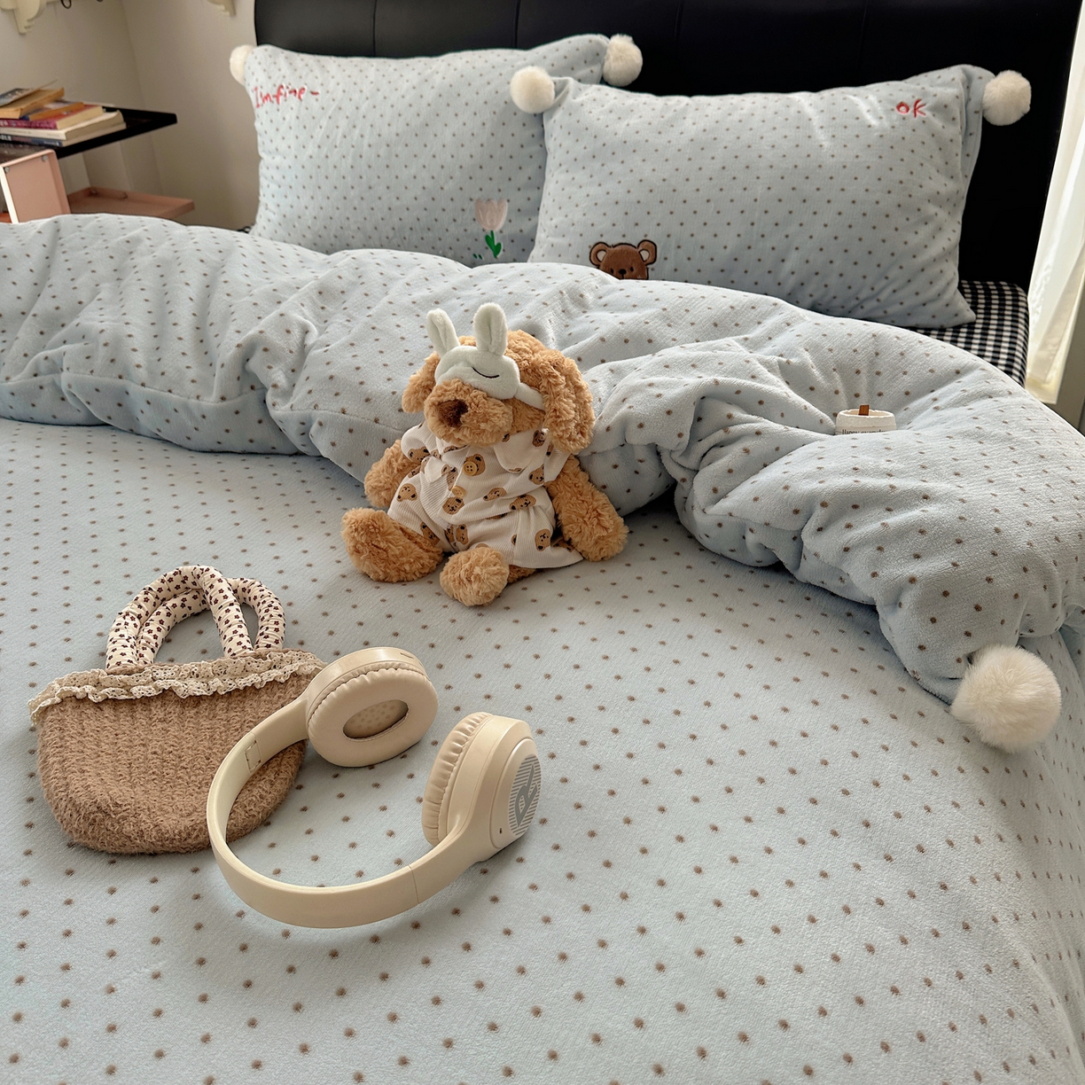 91家纺网 家纺一手货源 找家纺 轻奢坊 2025新款牛奶绒毛球款卡通贴布绣四件套-可爱兔 围兜小熊