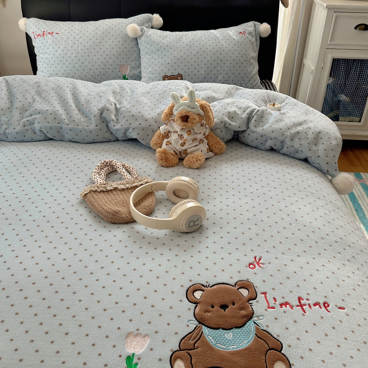 91家纺网 家纺一手货源 找家纺 轻奢坊 2025新款牛奶绒毛球款卡通贴布绣四件套-可爱兔 围兜小熊