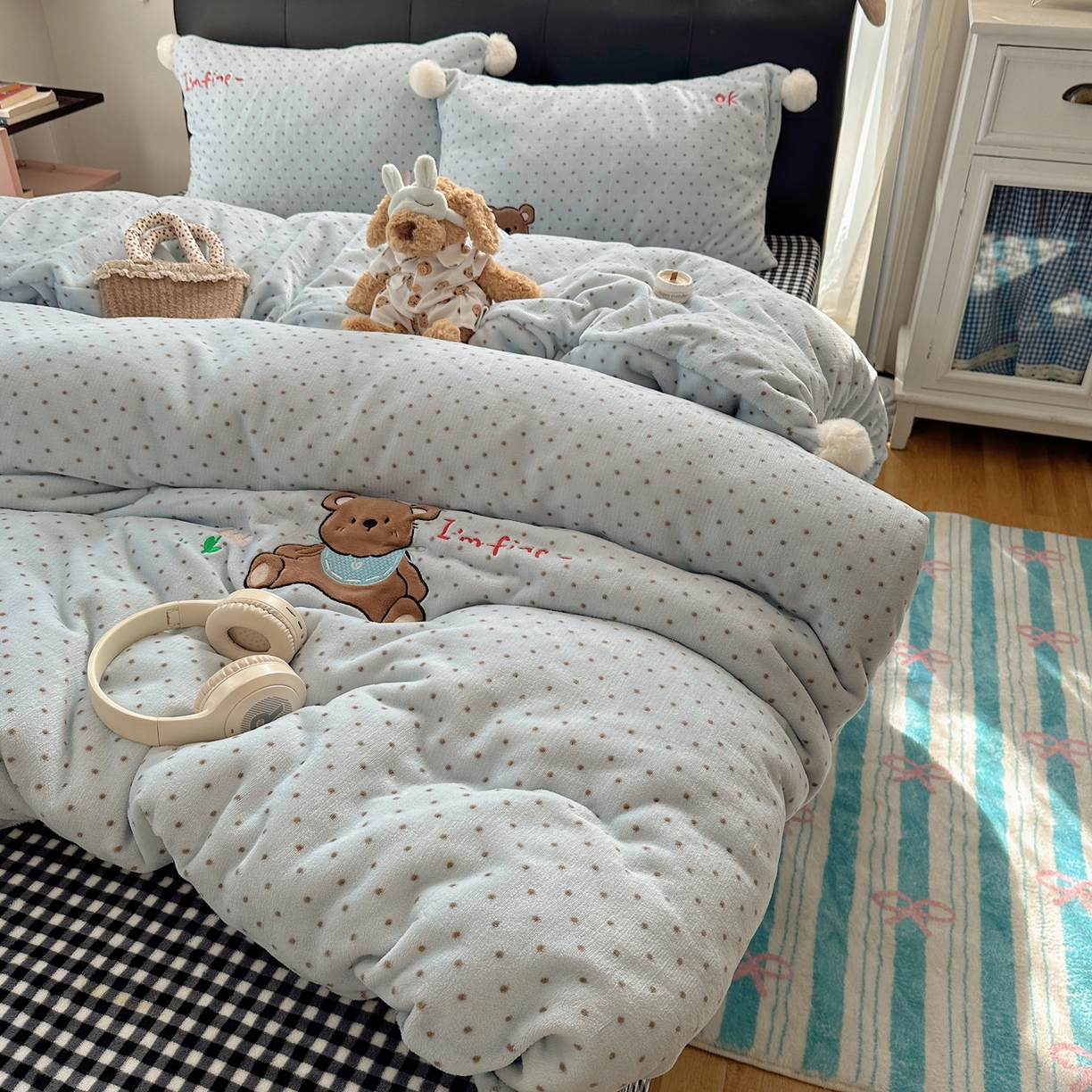 91家纺网 家纺一手货源 找家纺 轻奢坊 2025新款牛奶绒毛球款卡通贴布绣四件套-可爱兔 围兜小熊