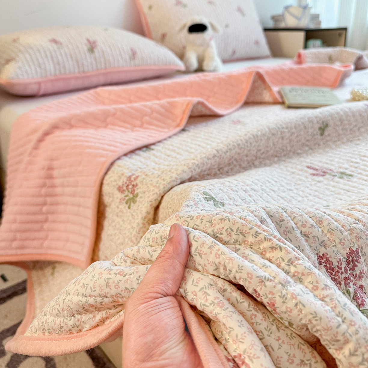 91家纺网 家纺一手货源 找家纺 金梦拉家纺 2025新款A类加厚棉绒牛奶绒床盖系列三件套 花枝香