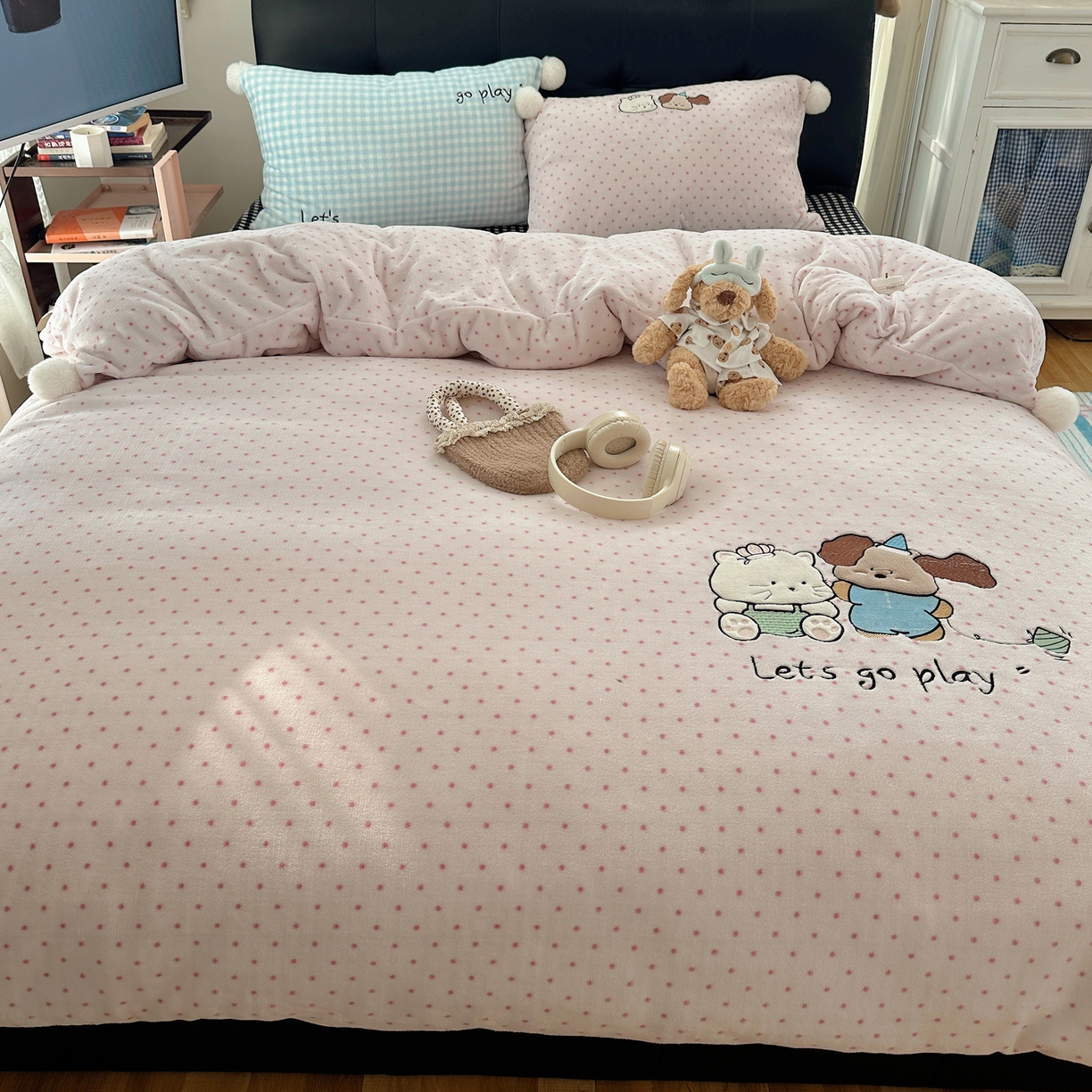 91家纺网 家纺一手货源 找家纺 轻奢坊 2025新款牛奶绒毛球款卡通贴布绣四件套-可爱兔 猫咪and狗狗