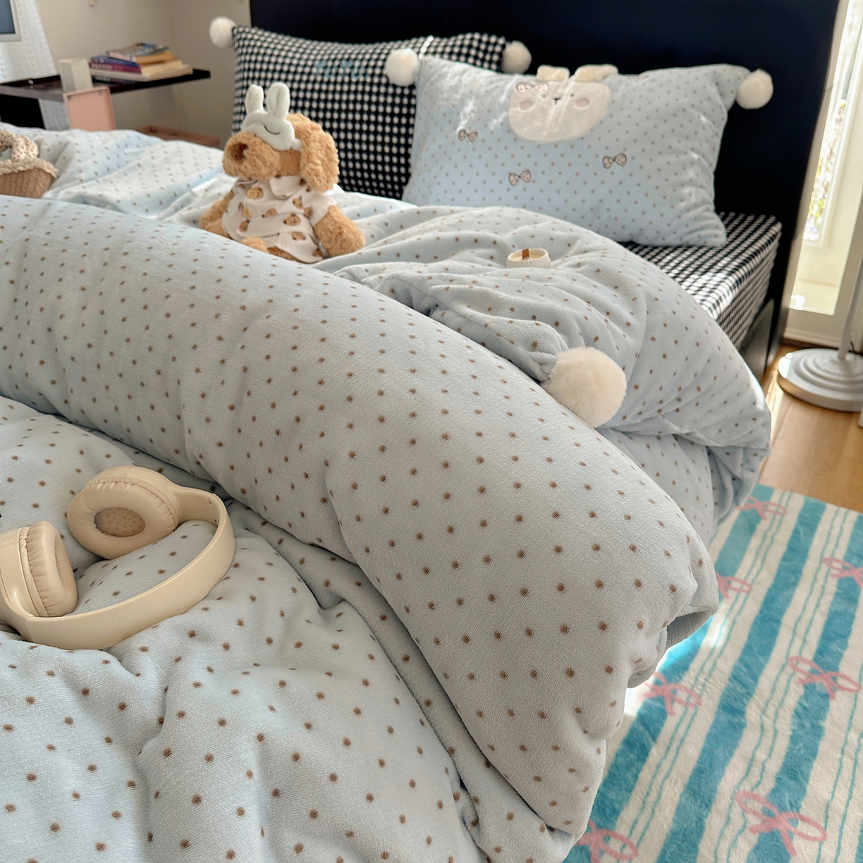 91家纺网 家纺一手货源 找家纺 轻奢坊 2025新款牛奶绒毛球款卡通贴布绣四件套-可爱兔 蝴蝶结兔兔