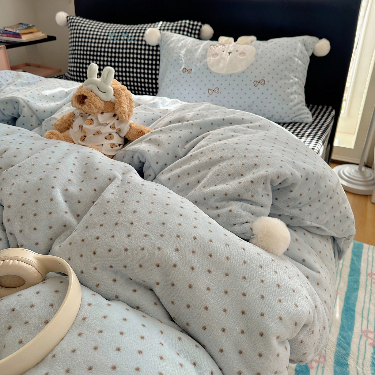 91家纺网 家纺一手货源 找家纺 轻奢坊 2025新款牛奶绒毛球款卡通贴布绣四件套-可爱兔 蝴蝶结兔兔